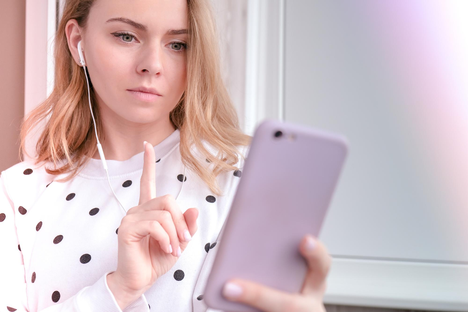 Un teléfono más tranquilo ahora: agrupaciones, resúmenes y reglas de prioridad que respetan tu atención.